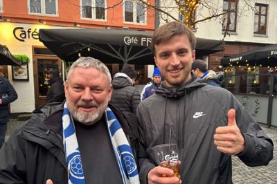 Genk-tilhængerne Gilbert Donne (tv) og Niels Timmers ser frem til aftenens kamp mod FC Midtjylland.