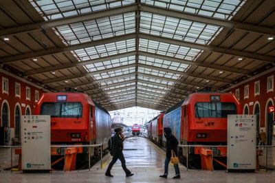 På togstationen Santa Apolonia i Lissabon holder togene stille torsdag, hvor fagforeninger har annonceret en generalstrejke i protest mod regeringens planer om reformer inden for arbejdsmarkedet. Adskillige flyafgange er ligeledes aflyst, og skoler over hele Portugal holder lukket.