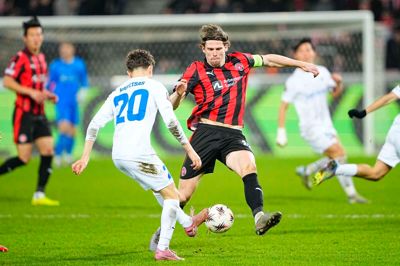 Anfører Mads Bech Sørensen går aggressivt ind i en tackling mod Genks 18-årige komet, Konstantinos Karetsas.