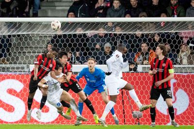Sådan ser det ud, når man kaster sig ind i alle dueller i holdets tjeneste. Målmand Elias Olafsson følger fokuseret bolden, mens Ousmane Diao og Han-beom Lee afviser endnu en bold i boksen. De to tegnede sig for henholdsvis 22 og 16 vellykkede defensive aktioner i kampen.
