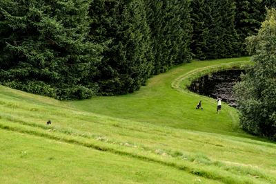 Ved Haunstrup Golfklubs hul 15 var højdeforskellen stor, når en høj bakke skulle forceres for at komme op til green. Dette hul findes ikke mere, men det er der 9 andre, der stadig gør.