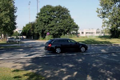 Krydset ved Steensbjerg Allé og Claudisvej har der været talt om flere gange i de seneste 10 år, hvor trafikken i krydset er massiv i myldretiden. I mandags blev en 13-årig dreng kørt ned, og derfor forholder udvalgsformand sig til, om der bør gøres nogle tiltag. For 10 år siden foreslog en borger en rundkørsel, og under valgkampen sidste år, var krydset også til debat.