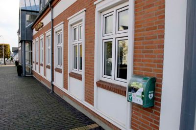 42 gange er hjerteløbere i 2025 blevet aktiveret til et hjertestop. Der aktiveres hver gang op til 20 hjerteløbere indenfor en afstand af fem kilometer. Nogle løber direkte og andre bliver bedt om at løbe forbi en hjertestarter og tage den med, som for eksempel den her på bygningen ved Vestjylland Forsikring i Videbæk.
