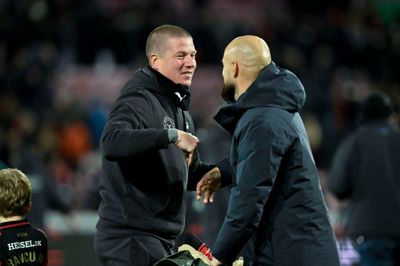 Cheftræner Mike Tullberg og sportschef Kristian Bach Bak lykønsker hinanden efter en af efterårets mange sejre. De to har kendt hinanden i årevis - siden de tog deres UEFA Pro-trænerlicens sammen.
