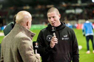 Samarbejdet med medierne er i disse år også blevet en vigtig opgave for en cheftræner. Også den opgave angriber Mike Tullberg med en offensiv tilgang, mener klubbens kommunikationschef Mads Hviid Jakobsen.