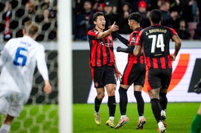 Gue-sung Cho jubler med Dario Osorio og Júnior Brumado efter det matchvindende 1-0-mål mod KRC Genk.