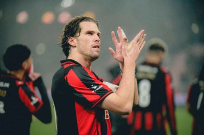 Anfører Mads Bech Sørensen sender klapsalver til fansene som tak for opbakningen, og kaptajnen klapper også, når man spørger til hans indtryk af holdets relativt nye cheftræner, Mike Tullberg.