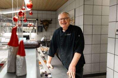 Julehumøret er højt hos Ejstrupholm Slagter, hvor Kalle Laursen både byder på hyggelige snakke og en prisbelønnet blodpølse.