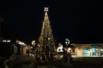 Midt i Ejstrupholm står et fint juletræ, som giver masser af julestemning.