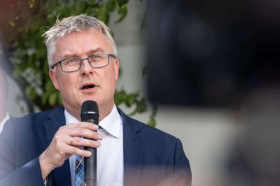 Minister for fødevarer, landbrug og fiskeri Jacob Jensen (V) vil have undersøgt problemet med Bovaer, før han endegyldigt stopper eller fortsætter brugen af fodertilsætningsstoffet. (Arkivfoto).