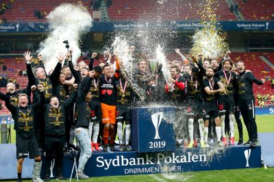 Femte gang var lykkens gang. Efter fire tabte pokalfinaler lykkedes det endelig i 2019. Med Kristian Bach Bak som assistenttræner vandt FC Midtjylland sin første pokaltitel. Følelserne var enorme - også på grund af pokalhelten Jesper Hansen, der mistede sin bror i en trafikulykke en uge før finalen.