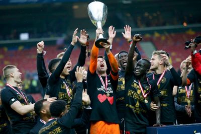 I femte forsøg lykkedes det. FC Midtjylland vandt pokalfinalen over Brøndby efter en medrivende straffesparkskonkurrence. Det blev fejret foran FCM's fans i 2019, hvor særligt Jesper Hansen spillede en afgørende rolle efter lige at have mistet sin bror. Nu venter en ny finale for Ulvene.