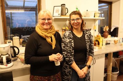 Louise Kjærgaard (t.v.) og Natassa Larsen elsker at lave keramik, og nu har de fået et hyggeligt, kreativt værksted til det i Engesvang.