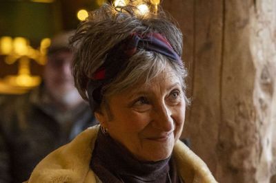 Ina-Miriam Rosenbaum spiller i TV 2-julekalenderen "Valdes jul - vintermiraklet" arkæologen Berit, der tilkaldes til familiens gård, da der bliver fundet en mystisk sten ude i laden. (PR-foto).