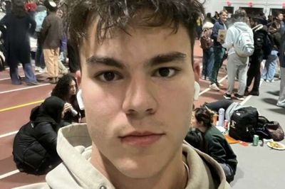 Mads Mathiasen i den gymnastiksal, hvor han blev evakueret til efter et skoleskyderi på hans universitet i USA.