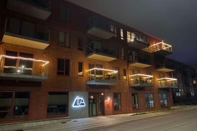 Desværre var der vist timer på en lille håndfuld lyskæder, da redaktionen en tidlig morgen lagde vejen forbi »bowlinghuset«. Her lyser altanerne smukt op i decembermørket.
