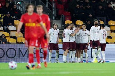 FCM'erne jubler efter Júnior Brumados udligning til 1-1 ni minutter efter pausen i Farum. Senest der var al tvivl om det midtjyske avancement væk, hvis det ikke allerede skete fem minutter før pausen, da Nordsjællands målscorer, Prince Amoako Junior, fik rødt kort.