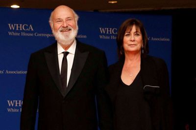 Filminstruktør og skuespiller Rob Reiner og hans hustru, Michelle, ankommer på den røde løber ved en middag i Det Hvide Hus i april 2018. Søndag aften lokal tid - mandag morgen dansk tid - er parret blevet fundet døde i deres hjem i Los Angeles, og politiet efterforsker det som drab. (Arkivfoto).