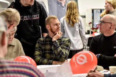 Aksel Rosager Johansen (EL) ses her på valgaftenen, hvor han blev genvalgt til Viborg Byråd. Han indleder den kommende byrådsperiode med barselsorlov indtil den 1. august og afløses i den mellemliggende periode af Pernille Diemar (EL).