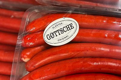 De legendariske nytårspølser fra Gøttsche kan igen i år købes hos Spar-købmanden i Lind.