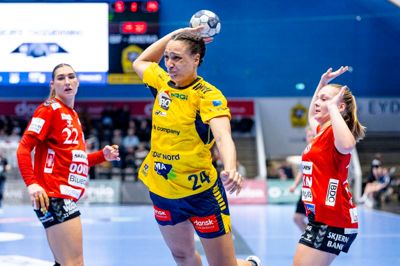 37-årige Béatrice Edwige (i.m.) - her i en hjemmekamp mod Team Esbjerg i IBF Arena - har spillet sin sidste kamp i den gule Ikast-trøje.