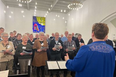 Det er organist og korleder Charlotte Husted Nielsen, der bor i Nr. Vium og som til daglig er ansat ved Tarm Kirke, der er leder af demenskoret.