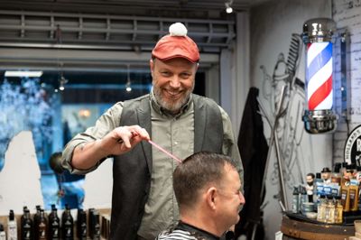 Hvert år i december tager frisør Gert Iversen sin særlige nissehue på, som giver mange hyggelige kommentarer fra salonens kunder.
