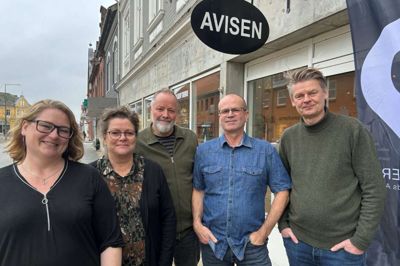 Betinna Sørensen (til venstre), Marianne Brink Pedersen, Rasmus Viuff, Morten Hallstrøm og Christian Kloch Larsen har fået nye lokaler på avisen i Kjellerup.