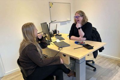 Medierådgiver Betinna Sørensen glæder sig over de nye rammer og mødesteder i avisens nye lokaler. Her ses hun sammen med ejendomsmægler Helle Kofod Ringgaard (til venstre), der også er formand for Kjellerup Handel og Erhverv.