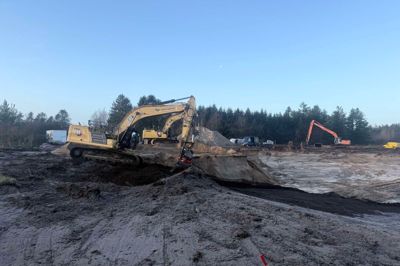 De store maskiner laver et stort regnvands-bassin på Industrivej i Karup.