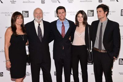 Et billede fra 2014 viser afdøde Rob Reiner og Michelle Singer Reiner med deres tre børn til en gallafest i New York. Fra venstre ses Rob Reiner, Michelle Singer Reiner, og børnene Jake, Romy og yderst Nick Reiner. (Arkivfoto).