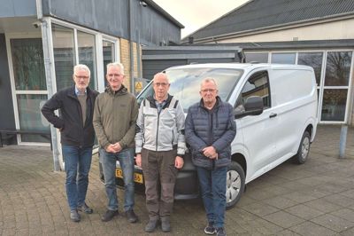 Fem frivillige har meldt sig til at bringe skolemad ud til 300 børn på fire forskellige skoler. De er fra venstre Lars Højrup Johansen, Frits Thomsen, Bent Jakobsen og Mogens Nielsen, mens Bjarne Toft Kristensen var fraværende ved fotograferingen. Transporteren bag dem har Stoholm Fritids- og Kulturcenter leaset hos Autocentralen.
