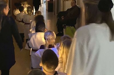 Børnene var delt i to hold, så det ene sang i stueetagen, mens det andet sang på førstesalen.