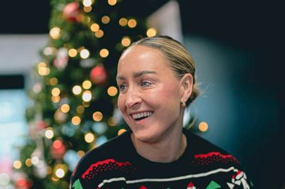 FCM-spiller Sanne Troelsgaard i årets julesweater - og logo-farver, som passer rigtig godt til julens.
