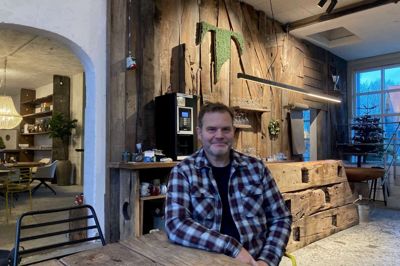 Carsten Thor, formand for Vildbjerg Erhvervsforening og til daglig direktør hos Thors Design i Timring, understreger vigtigheden af lærlingeordninger som en nøgle til både unges fremtid og væksten i lokale virksomheder.