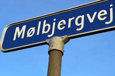 En 19-årig mand nægter sig skyldig i røveri på Mølbjergvej i Kjellerup.