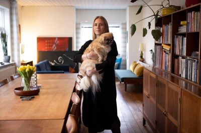 Nyvalgt byrådsmedlem for Radikale Venstre Lea Fredslund Poulsen bor i Hammerum sammen med sin kæreste gennem seks år, Alexander Frost Andersen, og den tibetanske spaniel, Jomo, som flyttede ind efter hendes mormors død.