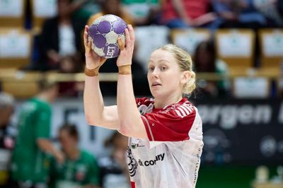 Svenske Emma Lindqvist er klar til at gribe endnu flere bolde for Ikast. Hun bliver nu i det midtjyske frem til sommeren 2028.