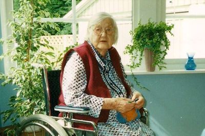 Nikoline på besøg på Mosegaard Bakke hos svigerdatteren Dora og sønnen Jakob i 2000.