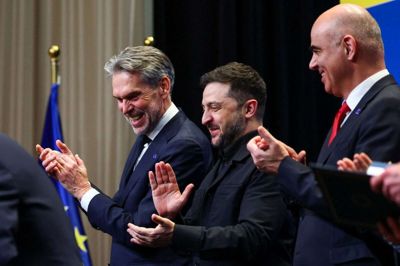 Hollands premierminister, Dick Schoof, som står yderst til venstre, Ukraines præsident, Volodymyr Zelenskyj, og generalsekretæren for Europarådet, Alain Berset, var med til at nedsætte kommissionen for erstatning til Ukraine i den hollandske by, Haag.