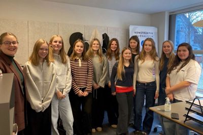 Elever fra 8. klasse fra Vildbjerg Skole besøgte lokalredaktionen i Vildbjerg for at lære om nyhedsproduktion.