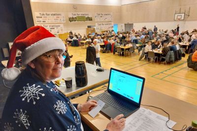 Bankomester Hanne Jacobsen var en af de mange frivillige, der bød på banko til fordel for Vildbjergs julebelysning.