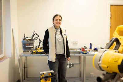 Anna Kathrine Lauridsen skal fra nytår lave frokost til de 55 børn i indskolingen på Aulum Kristne Friskole. Hun venter på at hendes nye produktionskøkken bliver færdig, men menuplanen er på plads.