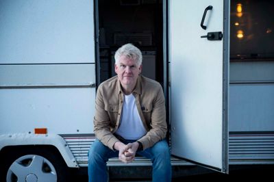 Henrik Bank boede i 29 år i Aulum, før han og konen solgte huset og flyttede i campingvogn for at indlede et musikeventyr. Nu bor parret i Ikast, hvor Henrik Bank er aktuel inden længe med endnu en single.