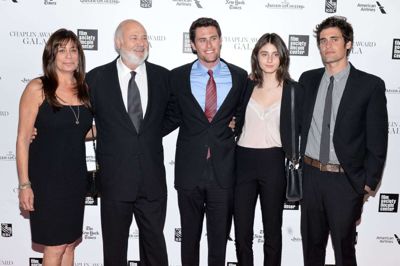 Et billede fra 2014 viser afdøde Rob Reiner og Michelle Singer Reiner med deres tre børn til en gallafest i New York. Fra venstre ses Rob Reiner, Michelle Singer Reiner, og børnene Jake, Romy og yderst Nick Reiner. (Arkivfoto).