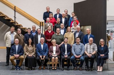 Ringkøbing-Skjern Byråd er blevet fotograferet officielt, samlet efter det konstituerende byrådsmøde 9. december på rådhuset i Ringkøbing.