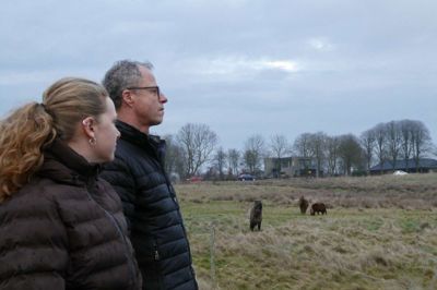 Dyrlæge Niels Tellerup var med ude for at tilse ponyen. Han kunne se, at den ikke var helt god. Sammen med ham havde han sin praktikant Andrea Hummelshøj med.