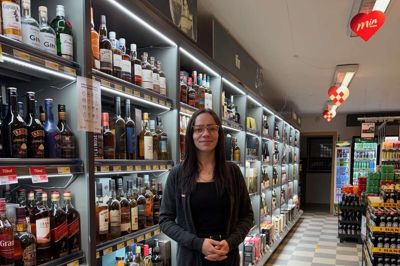 Julie Jakobsen vil i en overgangsperiode få lidt oplæring af den midlertidige købmand, Kenneth Jul, inden han slipper tøjlerne i løbet af foråret.