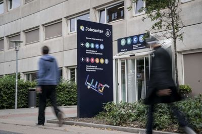 Flere personer stod uden et job i november sammenlignet med måneden før. Samtidig stiger beskæftigelsen. (Arkivfoto).