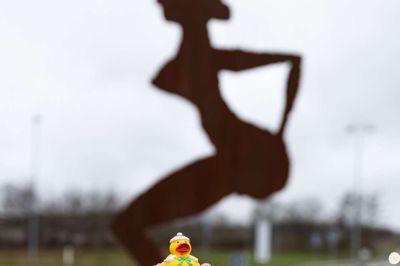 Juleanden Ib er ret glad for damer, så det passede ham fint, at Julepatruljen kørte en tur til Nørre Snede, hvor vi hilste på den berømte dame i rundkørslen.